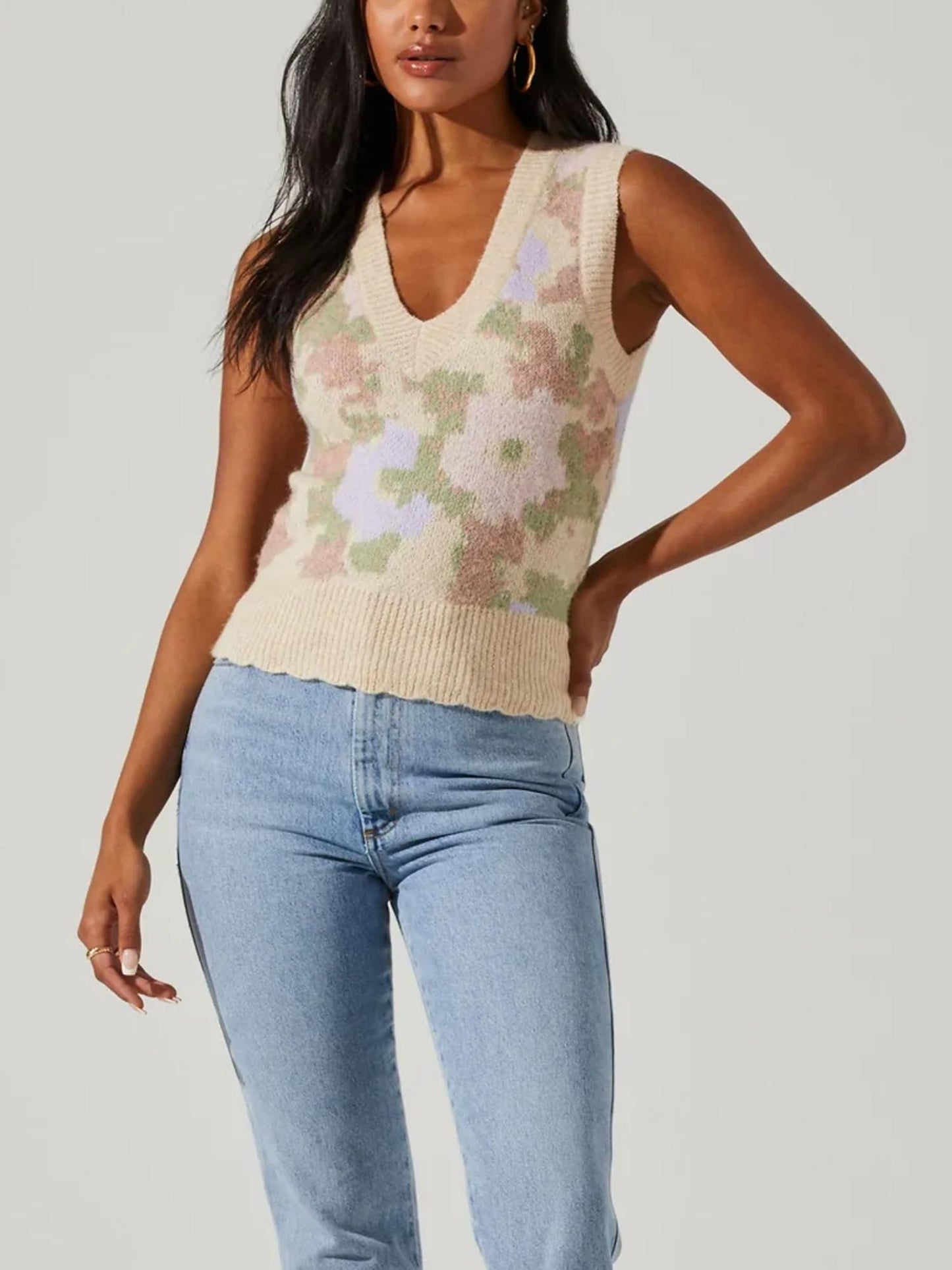 ASTR the Label - Scalloped Hem V-Neck Sweater Vest - Sz M